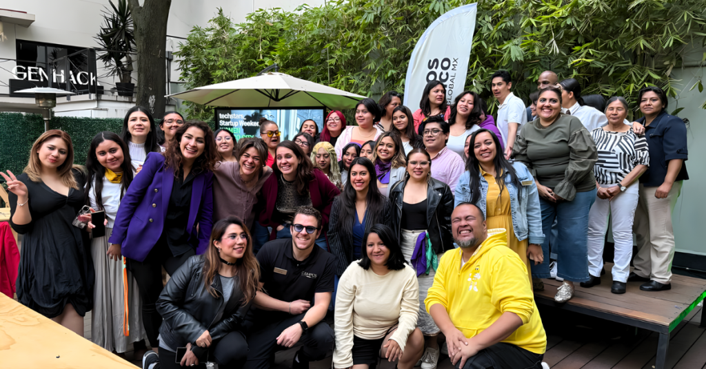 Participantes reunidas durante el cierre de Startup Weekend Women CDMX después de 54 horas de desarrollo de startups en CAMPUS WORTEV.