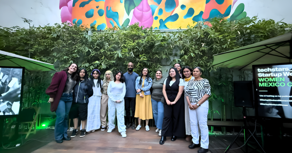 Equipos finalistas de Startup Weekend Women CDMX presentando sus proyectos durante el Demo Day en CAMPUS WORTEV.